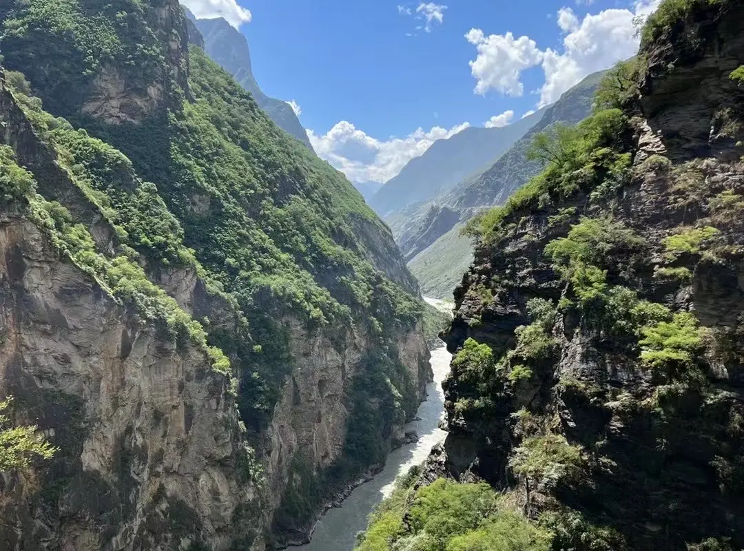 The Ultimate Guide to Tiger Leaping Gorge Yunnan China: Hike & Explore
